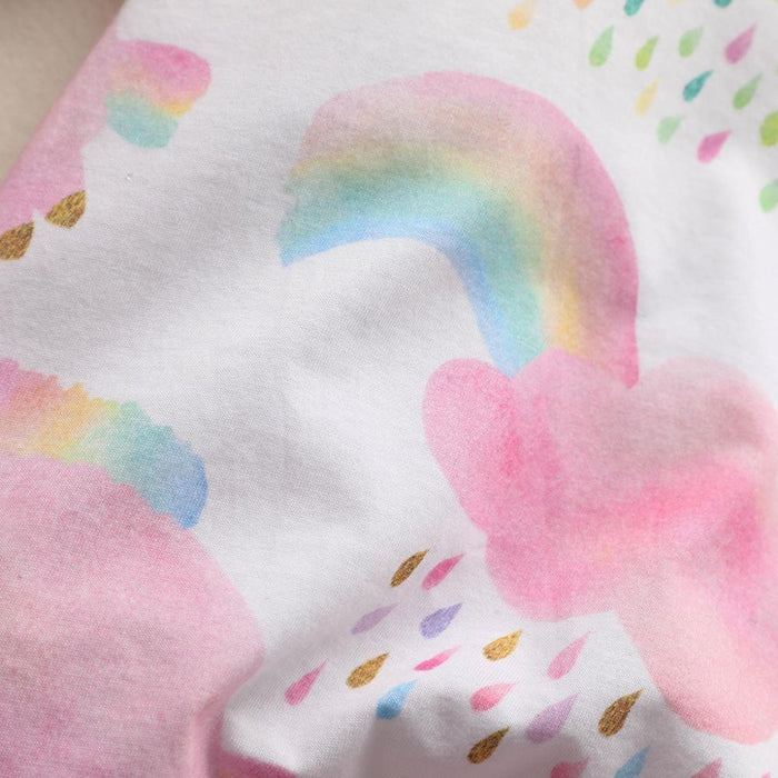 Roupas coloridas de bebê em nuvem